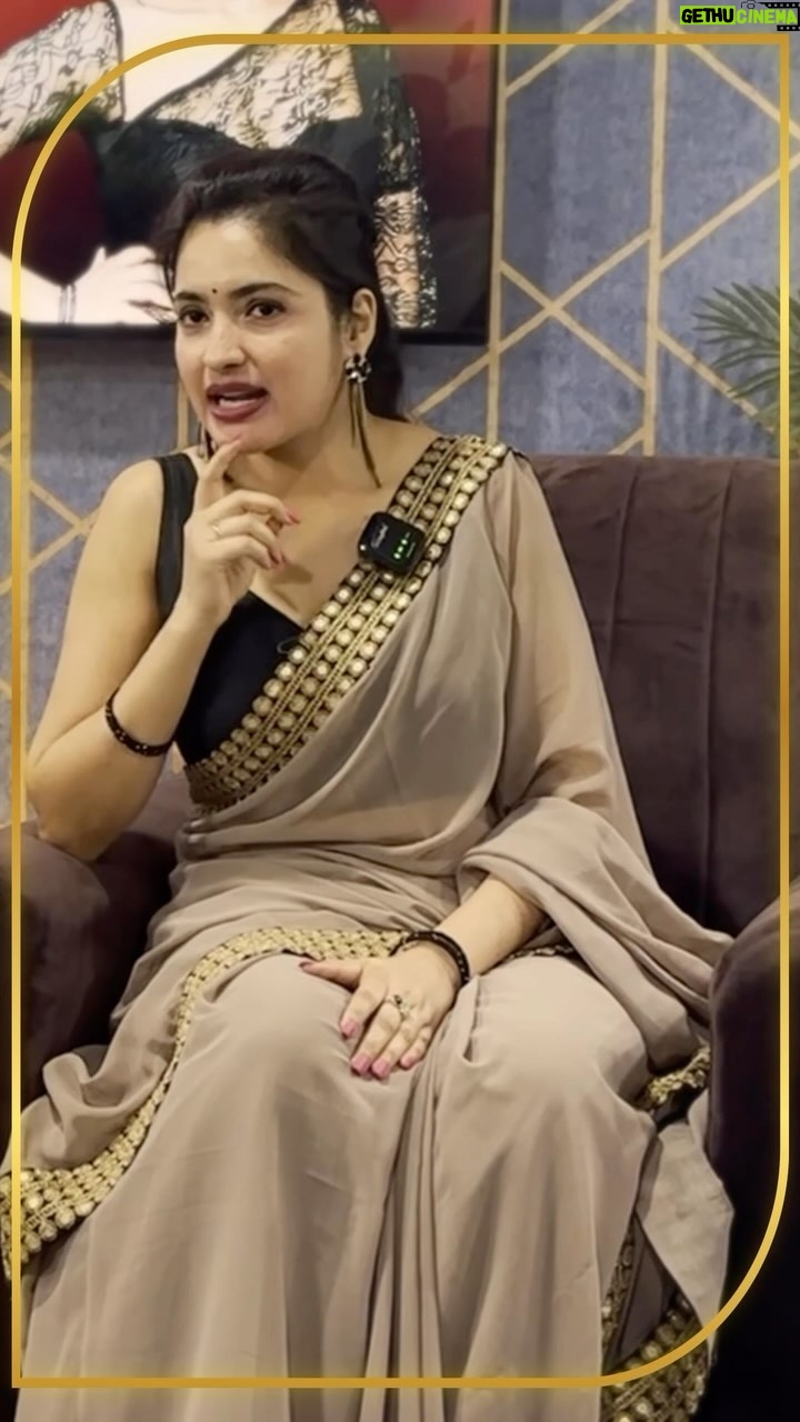 Rathika Rose - 85K Likes - ఉడతా... ఉడతా ఊచ్.... ప్రేక్షకులతో పాటు నాగార్జున సర్ కూడా రతికను ప్రత్యేకంగా ప్రశంసించిన ఎపిసోడ్. ఈ ఎపిసోడ్ తర్వాత రతిక టాలెంట్ చూసి చాలా మంది షాక్ అయ్యారు. దాదాపు రెండున్నర గంటల పాటు బిగ్ బాస్ ప్లే చేసిన ఉడతా ఉడతా ఊచ్... పాటలో వచ్చిన ఉడతల్ని సంఖ్యను ఎలా కౌంట్ చేసిందనే అనుమానాలు చాలా మందికి ఉంది. ఆ అనుమానాలకు చెక్ పెడుతూ.... ఈ మధ్య జరిగిన ఫ్యాన్స్ మీట్ లో.... ఉడతల సంఖ్యను ఎలా కౌంట్ చేసిందో రతిక వివరించింది. ఆ వీడియో ప్రత్యేకంగా మీకోసం....
#rathikarose #biggboss7telugu #biggbosstelugu #biggbosstelugu2 #bigbosstelugu #starmaa