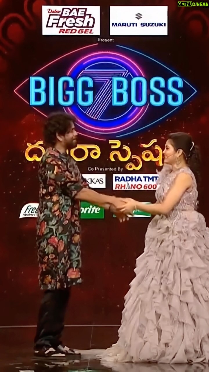 Rathika Rose - 32.1K Likes - అందరికీ నమస్కారం, నేను మీ రతిక రోజ్. బిగ్ బాస్ సీజన్ 7 కి వెళ్లడం, నాలుగు వారాల తర్వాత నేను ఎలిమినేట్ అవ్వడం... అంతా ఓ మ్యాజిక్ లా జరిగింది. నేను బయటికి వచ్చిన తర్వాత లైఫ్ చాలా గందరగోళంగా అనిపించింది. నేను ఎలిమినేషన్ షాక్ నుంచి కోలుకోవడానికి టైం పట్టింది. నా గేమ్ కు సంబంధించిన చాలా వీడియోస్ చూశాను. నేను చేసిన మిస్టేక్స్ గురించి ఎనాలిసిస్ చేసుకున్నాను. నేను ఆడిన గేమ్ తో కొంత, కంటెంట్ ను ఎడిట్ చేసిన విధానంతో కొంత నాకు నెగెటివిటీ వచ్చిందనేది అర్థమైంది. నిజంగా ఉల్డా పుల్డా సీజన్ ఇది. ఏది ఏమైనా... బిగ్ బాస్ నాకు మరో అవకాశం ఇచ్చారు. నన్ను నేను ప్రూవ్ చేసుకోవడానికి మరో అవకాశం ఇది. కానీ నాకు మీ సపోర్ట్ చాలా అవసరం. నేను బాగా ఆడితే నన్ను సపోర్ట్ చేయండి. నేను ఆడకపోతే నా తప్పుల్ని సహృదయంతో మన్నించండి. గేమ్ ని మీరు కూడా గేమ్ లాగా అర్థం చేసుకుంటారని ఆశిస్తున్నాను.
Costume by : @adika_fashion_cafe
Jewellery by : @aditi_collection
#rathikarose #bigboss #bigbosstelugu #bigbosstelugu4 #starmaa