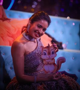 Rathika Rose Instagram - As said that , when the squirrel bought pebbles to help Lord Rama’s army in building the bridge to Lanka. Same way the lovely little one helped me to recognise who I am now ! That’s where my BB journey started , feeling positive and will definitely build a strong bridge to my career with no time ! #biggboss #biggbossseason7 #rathikarose #rathika #success #trendingreels Jewellery : @fashioncurvee Jewellery: @aditi_collection