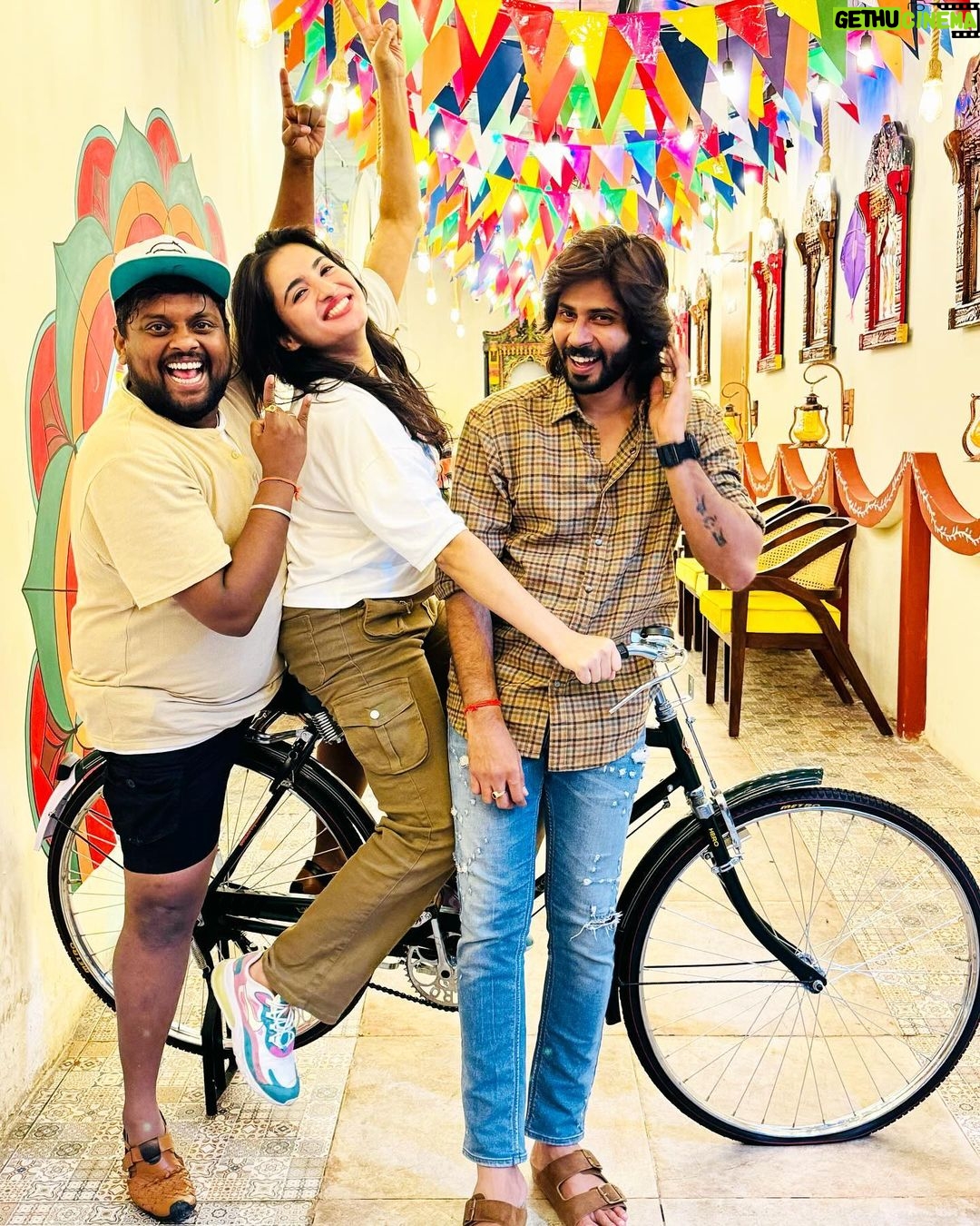 Rathika Rose - 52K Likes - @jathara_restaurant ma jathara mamuluga undadu amma @tastyteja meamu kalisthea fun 🤩 unlimited ✨💥🔥 #fun #movie