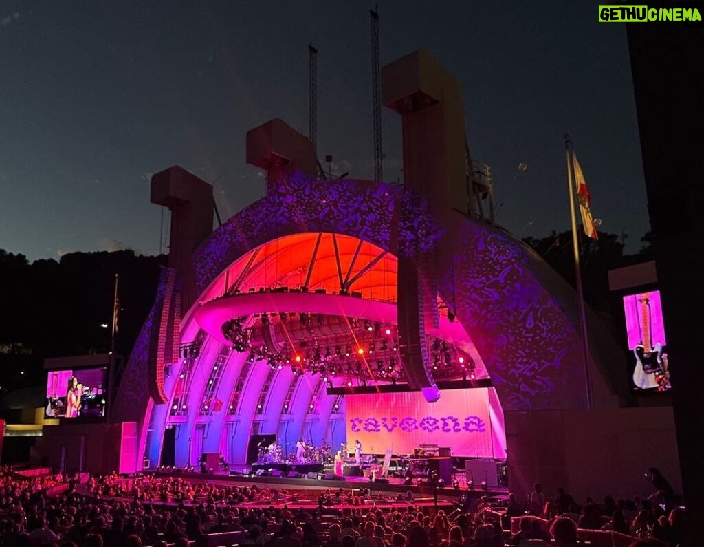 Raveena Aurora Instagram - HOLLYWOOD BOWL (´• ᴗ •̥`✿) WOW was crying so much after this one …. u play so many shows as an artist , and not all of them are perfect, but sometimes u have one that shakes you to your core and reminds you why u practice and put your body thru so much. This one was that for me . thank u @maxwell @laphil @hollywoodbowl and my beautiful touring crew for the magic magic magic night !!!!