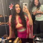 Raveena Aurora Instagram - HOLLYWOOD BOWL (´• ᴗ •̥`✿) WOW was crying so much after this one …. u play so many shows as an artist , and not all of them are perfect, but sometimes u have one that shakes you to your core and reminds you why u practice and put your body thru so much. This one was that for me . thank u @maxwell @laphil @hollywoodbowl and my beautiful touring crew for the magic magic magic night !!!!