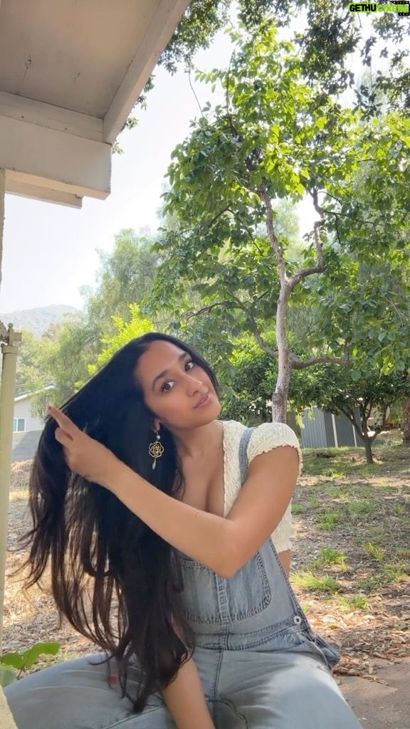 Raveena Aurora Instagram - life update :) in a very blooming season of life . Music n love r flowing out of me easily and lots of synchronicities . I love when the summer hits us and suddenly our hair feels so healthy n body just swells with curves and warmth. I want to hug and thank every tree for showing me the beauty of god 🫶🏽♥️ I am taking a vow of silence for a couple days soon because July is a portal month. I’ve been told. Thank u for being here