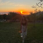 Raveena Aurora Instagram - my life has just been studio and hike . studio and hike . kisses in between . very wholesome stuff 🥹 I AM coming out of hibernation though to play with MAXWELL ??? AT THE GODDAMN HOLLYWOOD BOWL ???? WHAT IS LIFE ??? show is on September 10th and tix out nowwww thru @hollywoodbowl Hollywood Bowl
