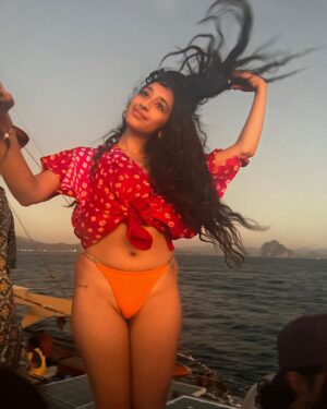 Raveena Aurora Instagram - Happier in the sun ! ! : )

So grateful for @frenchkiwijuice and @thesundropgarden ‘s love ☀️