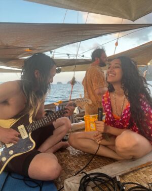 Raveena Aurora Instagram - Happier in the sun ! ! : )

So grateful for @frenchkiwijuice and @thesundropgarden ‘s love ☀️