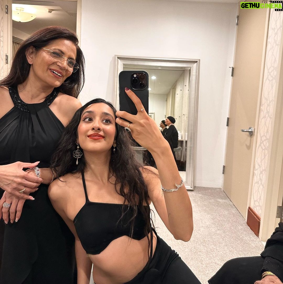 Raveena Aurora Instagram - bits of beauty from this year 🥹 a lot of this year I got lost in spirit and music and my friends . there’s so much I learned & pulled from the ether that I want to share with u one day. maybe I’ll be out of hiding soon 💘