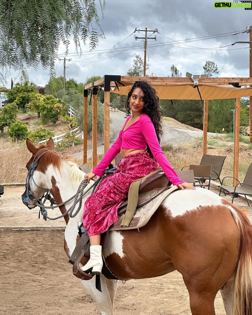 Raveena Aurora Instagram - GOLDEN BIRTHDAY ♥️♥️🥰🥰♥️♥️🥰♥️ 🥳🥳 I HAVE NO POETIC WORDS , IM WINE DRUNK AND SEXY AND JUST RODE A HORSE AND SURROUNDED BY LOVE AND LIFE IS VERY FUCKING BEAUTIFUL ♥️😭😭