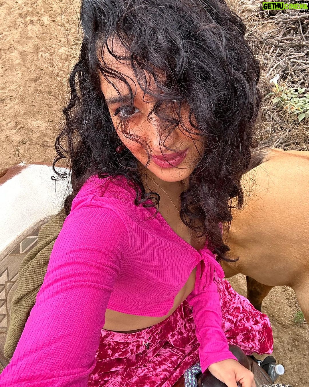 Raveena Aurora Instagram - GOLDEN BIRTHDAY ♥️♥️🥰🥰♥️♥️🥰♥️ 🥳🥳 I HAVE NO POETIC WORDS , IM WINE DRUNK AND SEXY AND JUST RODE A HORSE AND SURROUNDED BY LOVE AND LIFE IS VERY FUCKING BEAUTIFUL ♥️😭😭