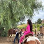 Raveena Aurora Instagram - GOLDEN BIRTHDAY ♥️♥️🥰🥰♥️♥️🥰♥️ 🥳🥳 I HAVE NO POETIC WORDS , IM WINE DRUNK AND SEXY AND JUST RODE A HORSE AND SURROUNDED BY LOVE AND LIFE IS VERY FUCKING BEAUTIFUL ♥️😭😭