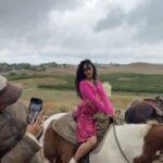 Raveena Aurora Instagram - GOLDEN BIRTHDAY ♥️♥️🥰🥰♥️♥️🥰♥️ 🥳🥳 I HAVE NO POETIC WORDS , IM WINE DRUNK AND SEXY AND JUST RODE A HORSE AND SURROUNDED BY LOVE AND LIFE IS VERY FUCKING BEAUTIFUL ♥️😭😭