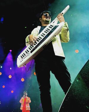Ravi G Instagram - #newjersey you guys were amazing !! One of the best arena to perform !! @prucenter #prudentialcenter #newyork #rockstarlive #anirudhravichander #onceuponatime #anirudhlive 📸 @gnd_shyam