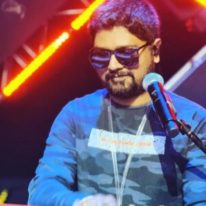 Ravi G Instagram - A pic of our beloved singer @ravig_official on keys🎹 at @anirudhofficial concert on malaysia ❤️‍🔥

Pc:@vbzu

Do follow this page and support ❣️

#onceuponatimeinmalaysia #onceuponatime #anirudhravichander #anirudhconcert #ravig #naanpizhai #porkandasingam