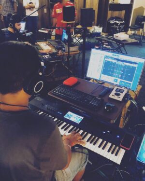 Ravi G Instagram - During Krk background score session !! Thank you @anirudhofficial  and @wikkiofficial for me making a part of this wonderful movie and glad to have worked with some great musicians who are like family to me . @akriz23 @le_sajbro @kebajer @shankstep @vinhariharan @srinivasanmuthiahk @mountaditya #kamalakar @ishitk86 . Watch the movie in theatres and have fun 🤩 Thank you @vinhariharan for this lovely pic😊#kaathuvaakularendukaadhal #krk #anirudh #anirudhravichander #vigneshshivan #twotwotwo #naanpizhai #dippamdappam #nayanthara #vijaysethupathi #samantha