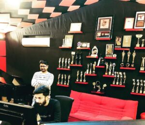 Ravi G Instagram - During “Naan Pizhai” making with our rockstar @anirudhofficial 👑 .Thank you all for ur love and support 😊 Thank u @wikkiofficial sir for this song 🙏 Lovely sharing this track with u @sashasublime . Thank u fam @akriz23 @le_sajbro @shivakiran_sridhar @srinivasanmuthiahk @srivijayrajasekar @vbzu . Thanks to @vinhariharan for the incredible mix and @saishravanam for wonderful master .. Thank u once again people  for all your love and support 🙏🙏 Ever greatful 😊