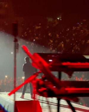 Ravi G Instagram - Paris was surreal !!! Naan pizhai sing along with all the lovelies❤️❤️Thank you Rockstar @anirudhofficial for your energy and the experience❤️ vc :- @adithyark.music thambi❤️ #paris #naanpizhai #kill #liveconcert #livesinging #onceuponatime #krk #kaathuvaakularendukaadhal #oneofakind #love #kollywood