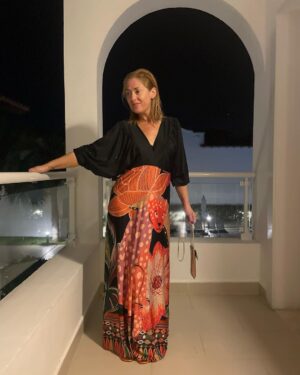 Rebeca Instagram - Vamos lá jantar 🥘 
Vestido @by_manuela_moreira adoro 🥰 
o que acham? Vou bem?