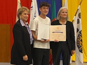 Rebeca Instagram - Que orgulho filho 🥰 🙏MELHOR ALUNO 10°ano - curso Música- 6° grau de Conservatório Caldas da Rainha 22/23 … obrigada a todos os professores pelo excelente trabalho 🙏🥰 continua meu amor a voar e a fazeres o que melhor sabes, estamos sempre a apoiar-te. Amo-te …❤️❤️❤️❤️Cerimónia prémios escolares e bolsas de estudo- Guitarra clássica - Rotary club Caldas da Rainha - novo ano letivo 7° grau conservatório 11° ano 
@robim____