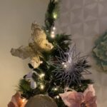 Rebeca Instagram - Hoje começou a época Natalícia na nossa casa 🎄🎄🧑‍🎄 gostam da nossa Árvore de Natal ?!? Eu acho-a lindaaaa 🤩