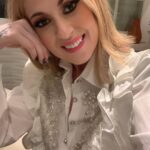 Rebeca Instagram - Camisa cheia de pormenores tão linda não acham ?! Obrigada loja @joannastore.insta pela confiança ❤️🥰 aproveitem e façam uma visita à pág 🥰👌vão amar 🤩
