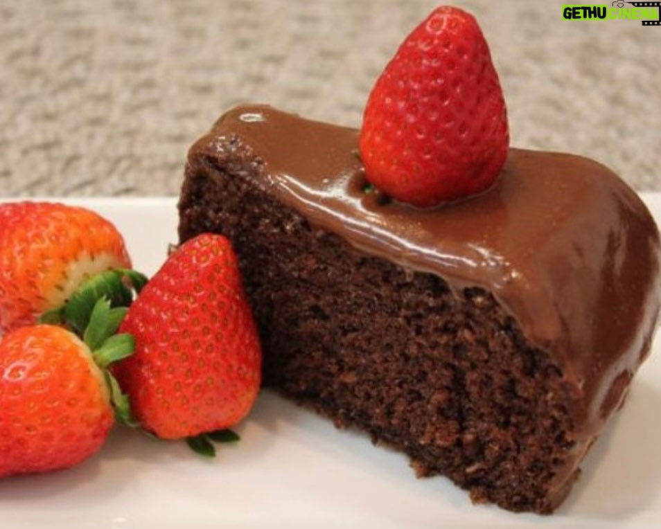 Rebeca Instagram - Hoje fiz um bolinho de chocolate fit 👌 com cacau em pó da prozis super saboroso 😋 vai aos meus stories e vê a receita e delicia-te😍😍 @prozisportugal @prozis #exceedyourself #prozis #prozisportugal