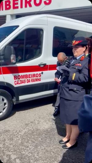 Rebeca Instagram - Eu, enquanto cidadã, sempre valorizei o trabalho dos bombeiros, há 25 anos que retribuo todo o meu respeito, carinho e reconhecimento. 
Continuarei a fazê-lo, sempre!

Hoje, não poderia deixar de vos dizer que é uma honra e um orgulho ser lembrada para apadrinhar este momento especial.

Não esquecerei, NUNCA o vosso gesto de amor.
E se agradecer é retribuir tudo o que dão…então, OBRIGADA❤️

Bombeiros das Caldas da Rainha 
Ambulância batizada com o meu nome 
Grata pelo carinho ❤️🙏

Vídeo João Carlos Costa

Obrigada Sr. Comandante Nelson Cruz e a toda a corporação 
Obrigada Sr Presidente Vitor Marques