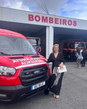 Rebeca Instagram - Muitas vezes, com a correria do dia a dia esquecemo-nos do que realmente importa, e agradecer é uma das coisas que acaba por ficar esquecida.

Eu, enquanto cidadã, sempre valorizei o trabalho dos bombeiros, há 25 anos que retribuo todo o meu respeito, carinho e reconhecimento. 
Continuarei a fazê-lo, sempre!

Hoje, não poderia deixar de vos dizer que é uma honra e um orgulho ser lembrada para apadrinhar este momento especial.

Não esquecerei, NUNCA o vosso gesto de amor.
E se agradecer é retribuir tudo o que dão…então, OBRIGADA❤️

Bombeiros das Caldas da Rainha 
Ambulância batizada com o meu nome 
Grata pelo carinho ❤️🙏

Fotos @joaocarloscosta007 

Obrigada Sr. Comandante Nelson Cruz e a toda a corporação 
Obrigada Sr Presidente @presidente_vitormarques