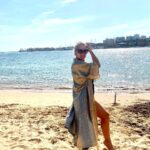 Rebeca Instagram – Gostam do meu kimono dourado?!? 
Eu adorei 😍posso usá-lo até na praia ☀️ podem encontrar igual na loja @supermonas_fashion_style  visitem a pág .👌 Algarve, Portugal