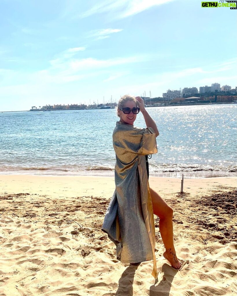 Rebeca Instagram - Gostam do meu kimono dourado?!? Eu adorei 😍posso usá-lo até na praia ☀️ podem encontrar igual na loja @supermonas_fashion_style visitem a pág .👌 Algarve, Portugal