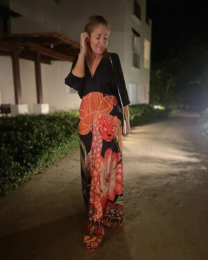Rebeca Instagram - Vamos lá jantar 🥘 
Vestido @by_manuela_moreira adoro 🥰 
o que acham? Vou bem?