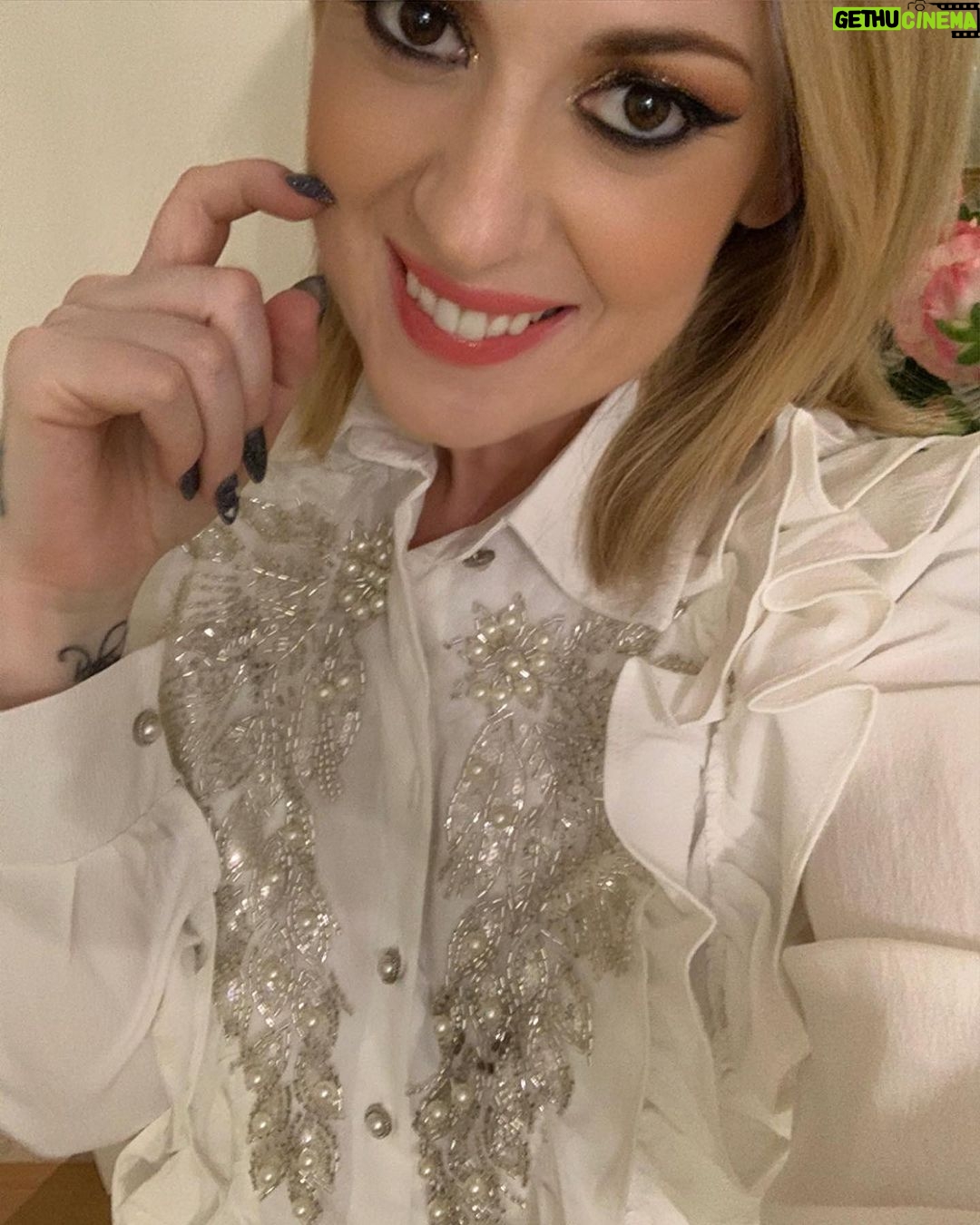Rebeca Instagram - Camisa cheia de pormenores tão linda não acham ?! Obrigada loja @joannastore.insta pela confiança ❤️🥰 aproveitem e façam uma visita à pág 🥰👌vão amar 🤩