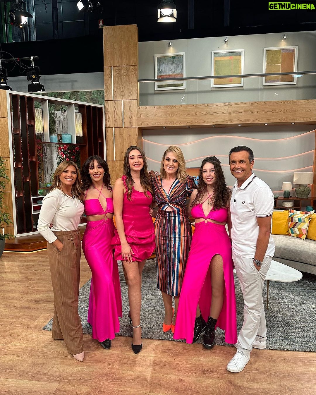 Rebeca Instagram - A Rebeca voltou ao programa para apresentar o seu trabalho e divulgar os próximos espetáculos 👏🏼 📸 @mbritesphotos RTP1 - Programa Praça da Alegria - Ao Vivo!