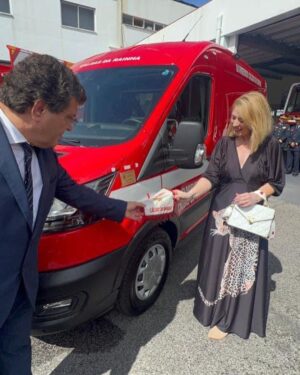 Rebeca Instagram - Muitas vezes, com a correria do dia a dia esquecemo-nos do que realmente importa, e agradecer é uma das coisas que acaba por ficar esquecida.

Eu, enquanto cidadã, sempre valorizei o trabalho dos bombeiros, há 25 anos que retribuo todo o meu respeito, carinho e reconhecimento. 
Continuarei a fazê-lo, sempre!

Hoje, não poderia deixar de vos dizer que é uma honra e um orgulho ser lembrada para apadrinhar este momento especial.

Não esquecerei, NUNCA o vosso gesto de amor.
E se agradecer é retribuir tudo o que dão…então, OBRIGADA❤️

Bombeiros das Caldas da Rainha 
Ambulância batizada com o meu nome 
Grata pelo carinho ❤️🙏

Fotos @joaocarloscosta007 

Obrigada Sr. Comandante Nelson Cruz e a toda a corporação 
Obrigada Sr Presidente @presidente_vitormarques