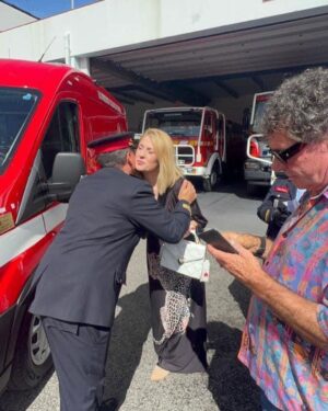 Rebeca Instagram - Muitas vezes, com a correria do dia a dia esquecemo-nos do que realmente importa, e agradecer é uma das coisas que acaba por ficar esquecida.

Eu, enquanto cidadã, sempre valorizei o trabalho dos bombeiros, há 25 anos que retribuo todo o meu respeito, carinho e reconhecimento. 
Continuarei a fazê-lo, sempre!

Hoje, não poderia deixar de vos dizer que é uma honra e um orgulho ser lembrada para apadrinhar este momento especial.

Não esquecerei, NUNCA o vosso gesto de amor.
E se agradecer é retribuir tudo o que dão…então, OBRIGADA❤️

Bombeiros das Caldas da Rainha 
Ambulância batizada com o meu nome 
Grata pelo carinho ❤️🙏

Fotos @joaocarloscosta007 

Obrigada Sr. Comandante Nelson Cruz e a toda a corporação 
Obrigada Sr Presidente @presidente_vitormarques