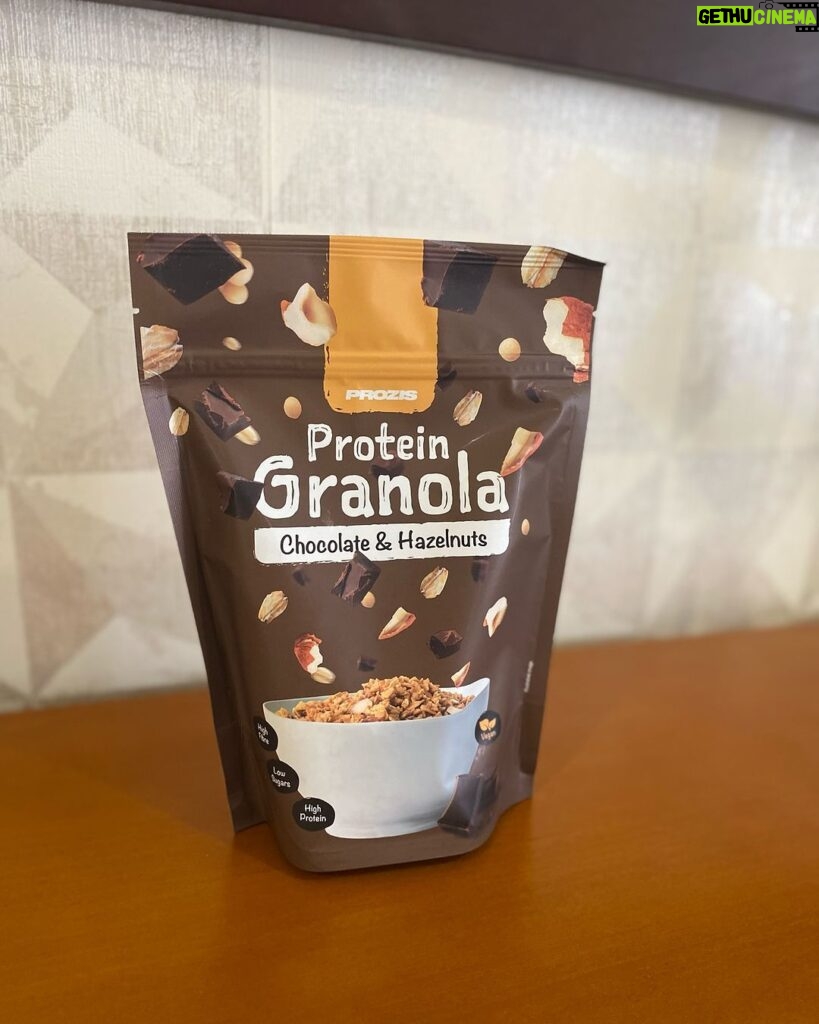 Rebeca Instagram - Lanchinho bom super proteico e delicioso 😍😋😋granola com pepitas de chocolate 🍫 já provaste ??? @prozisportugal @prozis #exceedyourself #prozisportugal #prozis