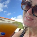 Rebeca Instagram - Que fique aqui bem explícito que eu tenho férias as VEZES que eu QUISER e ONDE QUISER pois sou eu que as pago … trabalho para isso e claro também mereço. Já agora tomem conta da vossa vida e deixem a dos outros, fumem menos , bebam menos e trabalhem mais para poderem ter férias assim como eu 👌👌 Que chatice de gente 🤨 Bayahibe Rep.Dominicana