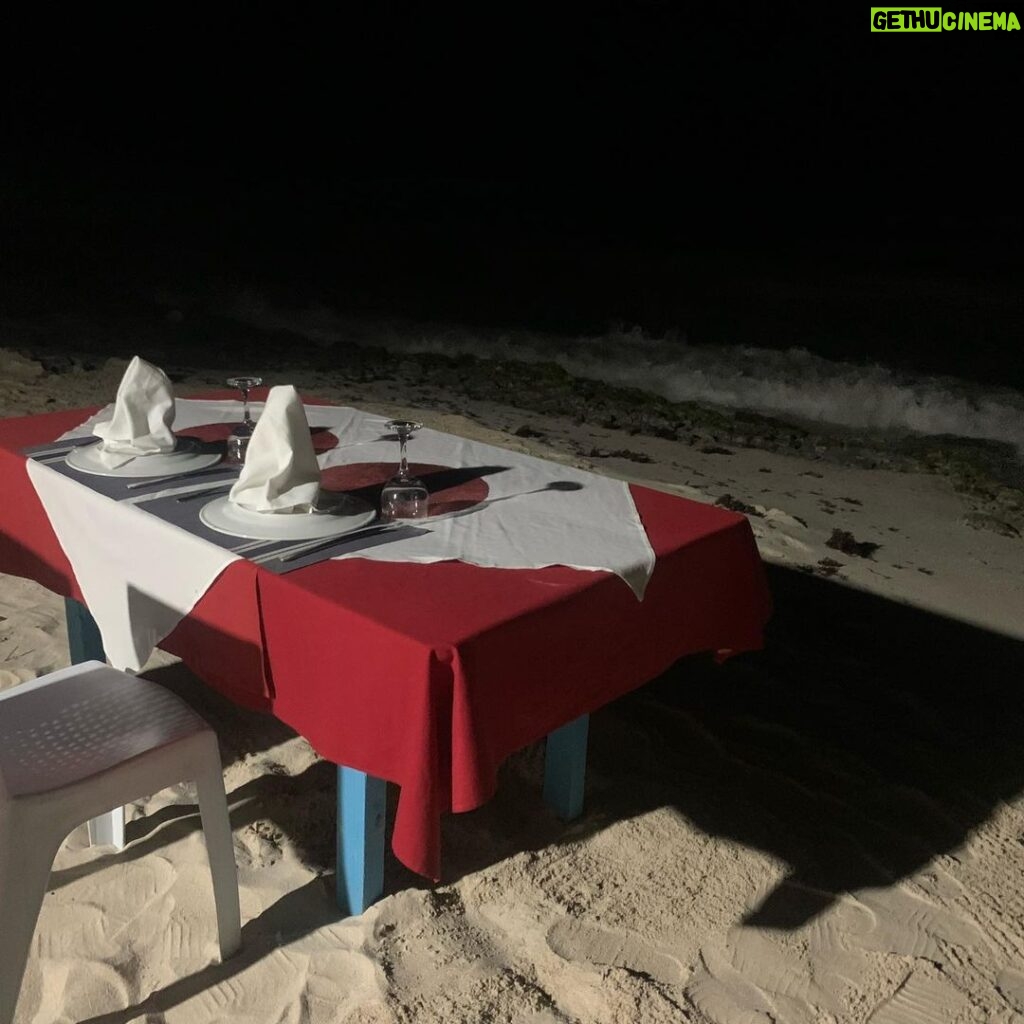 Rebeca Instagram - Que Jantar tão bom junto à praia 🥰🥰 Fora do resort deu para conhecer um povo humilde com poucas posses, mas sempre com um sorriso nos lábios 🙏🙏❤❤ — em Bayahibe Rep.Dominicana.