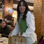 Rebeca Instagram - Esta é a minha equipa😍🙏 a minha segunda família, aqueles que me aturam o verão inteiro 🤣😍 obrigada pelo vosso profissionalismo, obrigada principalmente pela vossa amizade Adoro-vos ❤️❤️ todos cabem no meu coração Feliz natal 🎄🎁 O nosso jantar de Natal