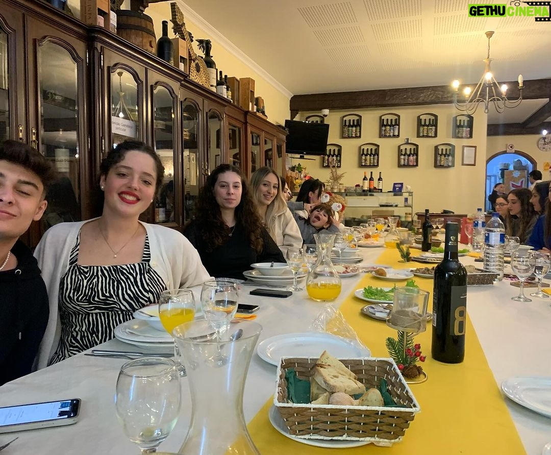 Rebeca Instagram - Esta é a minha equipa😍🙏 a minha segunda família, aqueles que me aturam o verão inteiro 🤣😍 obrigada pelo vosso profissionalismo, obrigada principalmente pela vossa amizade Adoro-vos ❤️❤️ todos cabem no meu coração Feliz natal 🎄🎁 O nosso jantar de Natal