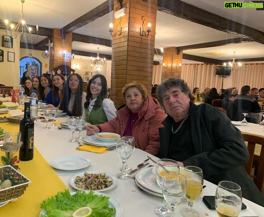 Rebeca Instagram - Esta é a minha equipa😍🙏 a minha segunda família, aqueles que me aturam o verão inteiro 🤣😍 obrigada pelo vosso profissionalismo, obrigada principalmente pela vossa amizade Adoro-vos ❤️❤️ todos cabem no meu coração Feliz natal 🎄🎁 O nosso jantar de Natal