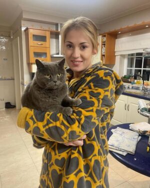 Rebeca Instagram - O meu Romeu a fazer pandã com o meu pijama 😛😍 
é uma fofura o meu bichano 🥰