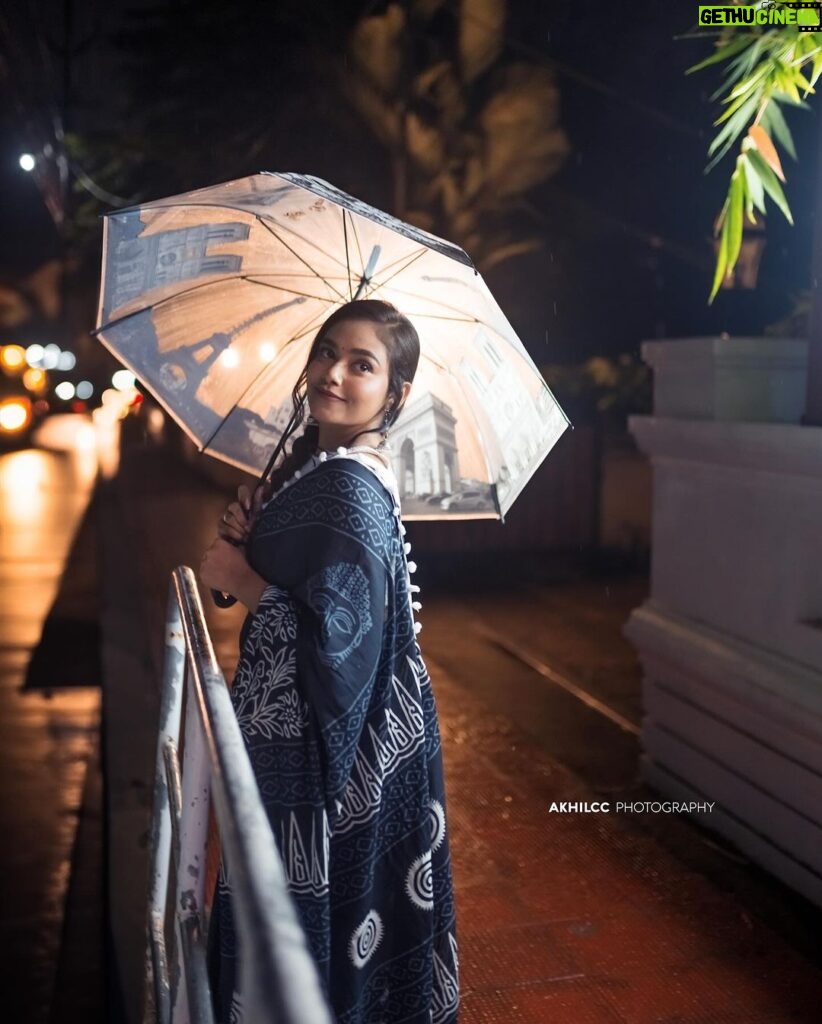 Rebecca Santhosh Instagram - आइए बारिश में भीगें और प्यार में भीगें 🌧️ . . Click by @akhil_cc MUH : @touchbyazhaki_