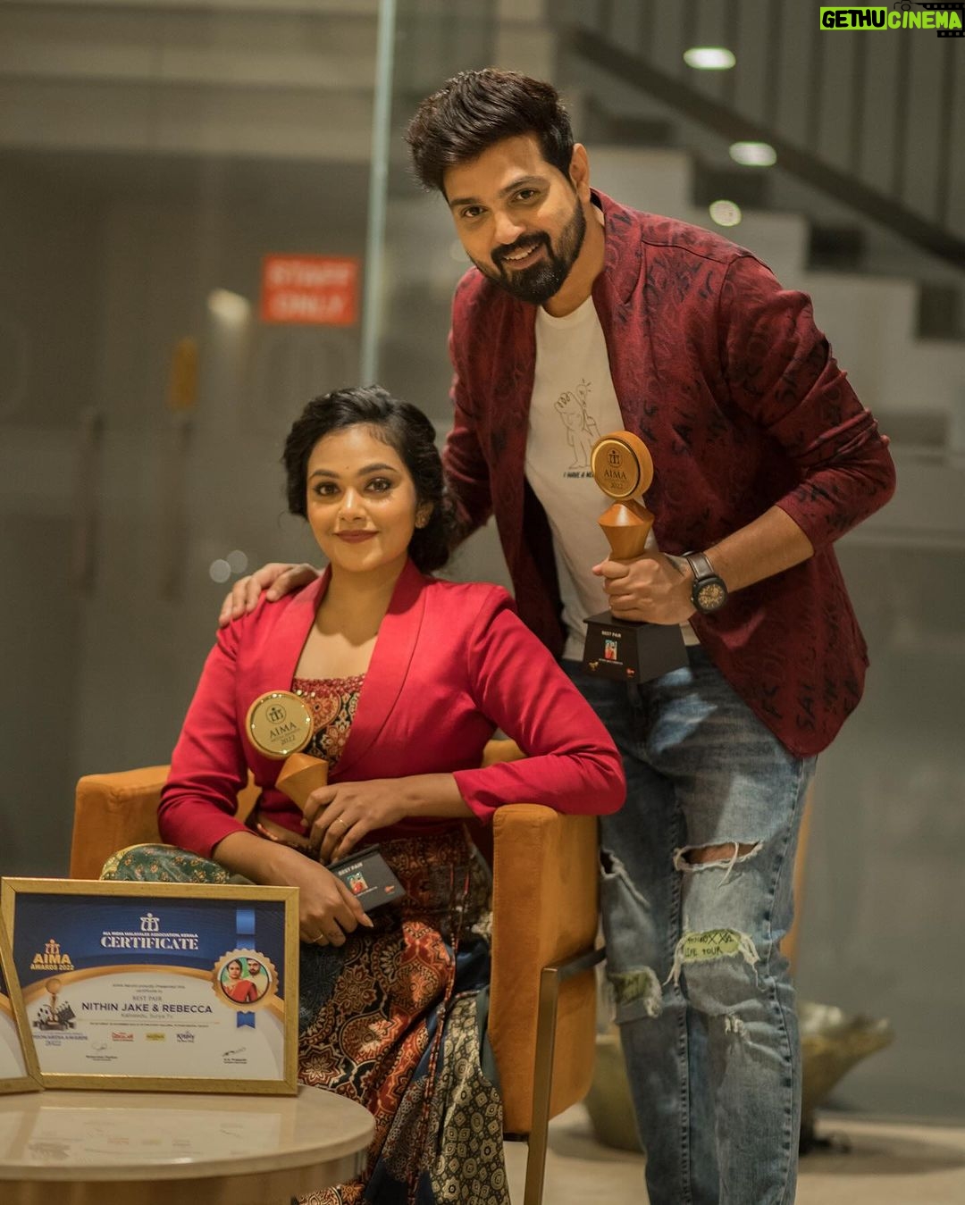 Rebecca Santhosh Instagram - AIMA Best pair AWARD- റെബേക്ക and നിതിൻ - നിങ്ങളുടെ സ്വന്തം ARJA . ഈ PAIR ഇന് കിട്ടുന്ന 4 ആമത്തെ അവാർഡ് ആണ് .Arja നു ഞങ്ങളെ വിളിക്കുന്നത് കേൾക്കാൻ ആണ് ഞങ്ങൾക്ക് ഇഷ്ടം . വളരെ ചുരുങ്ങിയ കാലം കൊണ്ട് തന്നെ ഞങ്ങളെ നെഞ്ചിലേറ്റിയ പ്രേക്ഷകർക്കു ഒരു ആയിരം നന്ദി . ഇതു ഞങ്ങൾക്ക് മാത്രമുള്ള അഗീകാരം അല്ല ഞങ്ങളുടെ കൂടെയുള്ള എല്ലാ സഹപ്രവർത്തകർക്കും കൂടി ഉള്ളതാണ്. ഇതുവരെ ഞങ്ങൾക്ക് തന്ന സ്നേഹവും സപ്പോർട്ടും ഇനിയും ഞങ്ങൾക്ക് വേണം. കൂടെയുണ്ടാകും എന്ന് അറിയാം. special thanks from bottom of our hearts to our own ARJA fan pages. . . . Costume : @miiasboutique MUH : @nashash_makeover Kozhikode