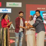 Rebecca Santhosh Instagram – AIMA Best pair AWARD- റെബേക്ക and നിതിൻ – നിങ്ങളുടെ സ്വന്തം ARJA . ഈ PAIR ഇന് കിട്ടുന്ന 4 ആമത്തെ അവാർഡ് ആണ് .Arja നു ഞങ്ങളെ വിളിക്കുന്നത് കേൾക്കാൻ ആണ് ഞങ്ങൾക്ക്  ഇഷ്ടം . വളരെ ചുരുങ്ങിയ കാലം കൊണ്ട് തന്നെ ഞങ്ങളെ നെഞ്ചിലേറ്റിയ പ്രേക്ഷകർക്കു ഒരു ആയിരം നന്ദി . ഇതു ഞങ്ങൾക്ക് മാത്രമുള്ള അഗീകാരം അല്ല ഞങ്ങളുടെ കൂടെയുള്ള എല്ലാ സഹപ്രവർത്തകർക്കും കൂടി ഉള്ളതാണ്. ഇതുവരെ ഞങ്ങൾക്ക് തന്ന സ്നേഹവും സപ്പോർട്ടും ഇനിയും ഞങ്ങൾക്ക് വേണം. കൂടെയുണ്ടാകും എന്ന് അറിയാം.

special thanks from bottom of our hearts to our own ARJA fan pages.
.
.
.
Costume : @miiasboutique
MUH : @nashash_makeover Kozhikode