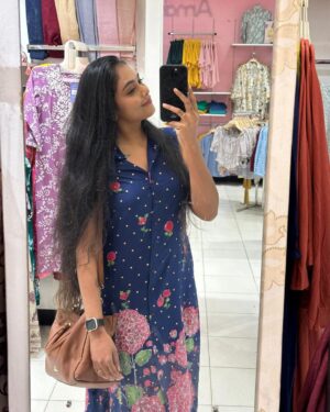 Rebecca Santhosh Instagram - Some random mirror selfies 🪞🤳
.
.
.
Swarovski phone cover : @zappersstore.in
