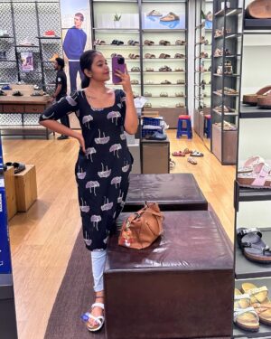 Rebecca Santhosh Instagram - Some random mirror selfies 🪞🤳
.
.
.
Swarovski phone cover : @zappersstore.in