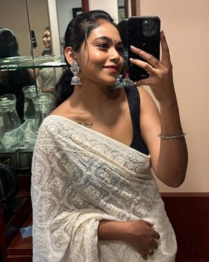 Rebecca Santhosh Instagram - Some random mirror selfies 🪞🤳
.
.
.
Swarovski phone cover : @zappersstore.in