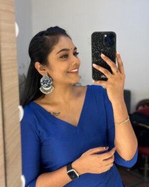 Rebecca Santhosh Instagram - Some random mirror selfies 🪞🤳
.
.
.
Swarovski phone cover : @zappersstore.in