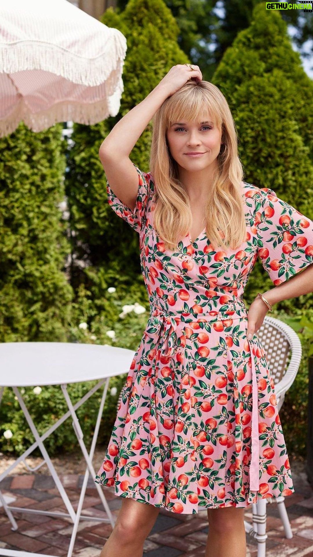 Reese Witherspoon Instagram - Loving all of these gorgeous new @draperjames styles! ✨ Shop the looks now!! This pretty apple print is making these late summer days so sweet 🍎🤗💕