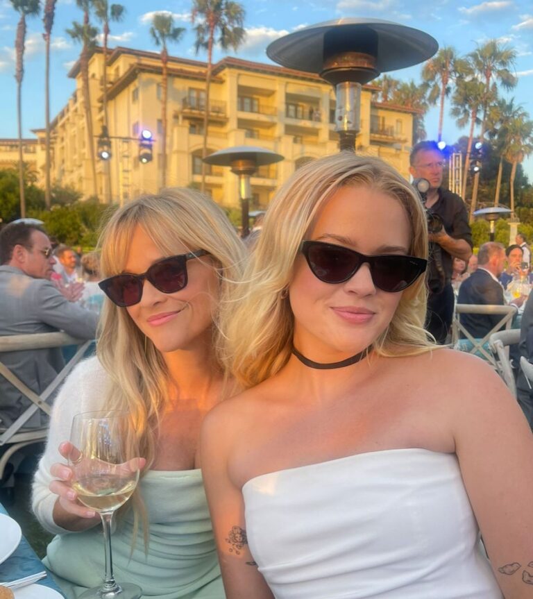 Reese Witherspoon Instagram - Summer nights with my favorite daughter 😎💗✨